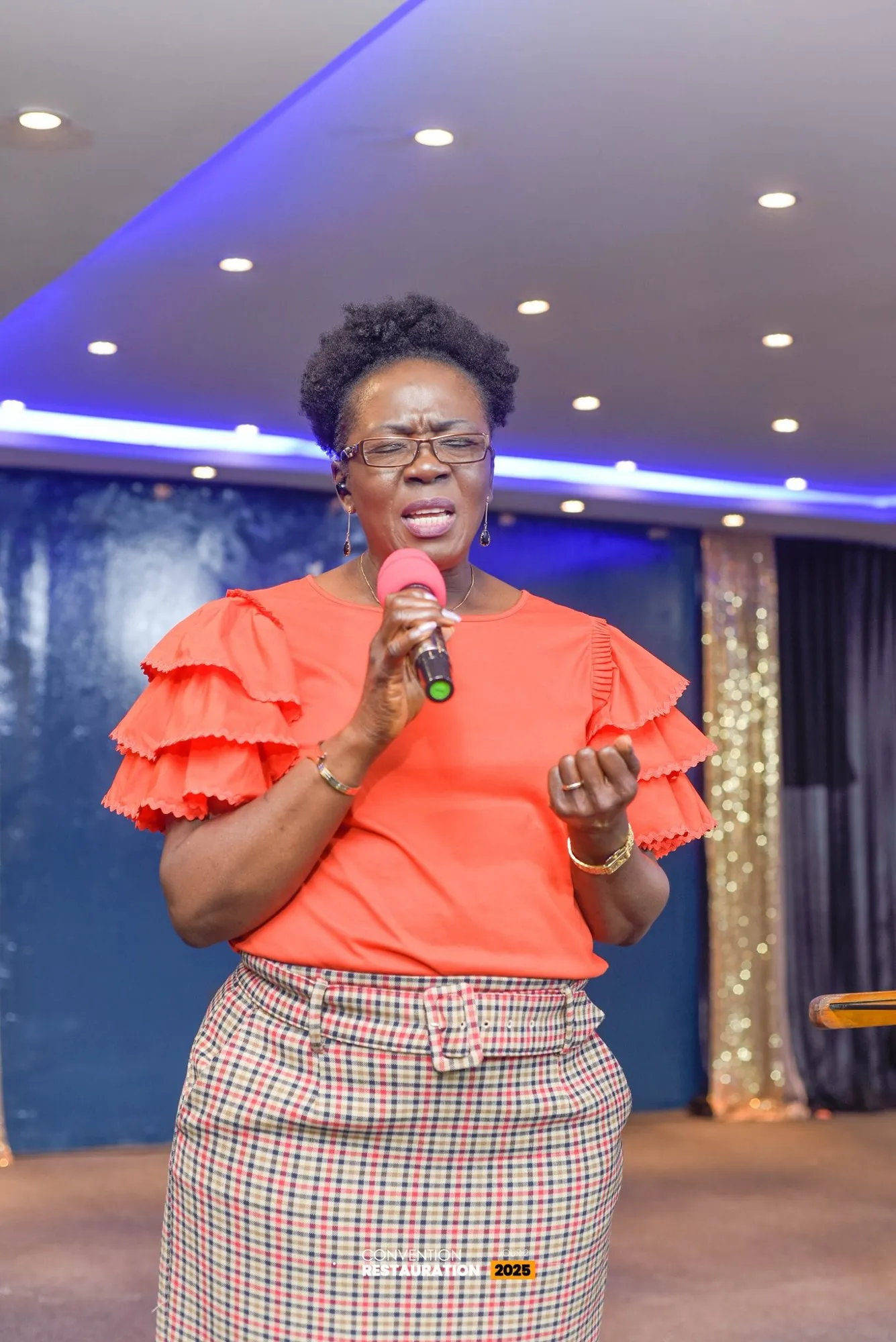 Pasteur Astrid Soni prêchant lors d'un culte à Kinshasa